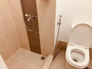 Bilik mandi di Studio Unit for Staycation with Wi-Fi & Netflix near BGC, Taguig - Additional P150 per head for Pool Access