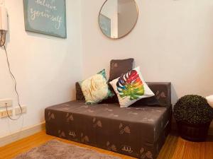 Ruang duduk di Studio Unit for Staycation with Wi-Fi & Netflix near BGC, Taguig - Additional P150 per head for Pool Access