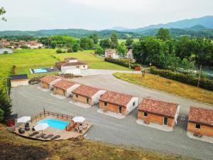 an aerial view of a house with a pool at chalet des Illes SEYSCHELLES I in Prat-et-Bonrepaux