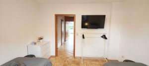 Habitación con TV de pantalla plana en la pared en Apartment in Hanau en Hanau am Main