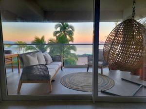 un salon avec un canapé et une vue sur l'océan dans l'établissement Large Beach Front 2bed/2bath Condo: Save $50+/nt!, à Puerto Vallarta
