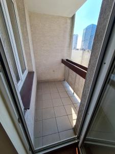 een balkon met uitzicht op de stad bij 10Q - Z6 Apartament 904 in Warschau