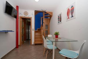 a dining room with a glass table and chairs at Casa Punta Balea, en el centro in Cangas de Morrazo