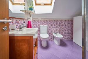 a bathroom with a toilet and a sink at Casa Punta Balea, en el centro in Cangas de Morrazo +36 photos