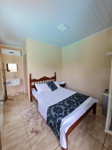 ein Schlafzimmer mit einem großen Bett in einem Zimmer in der Unterkunft Pouso da Garça Pousada Resort in Teodoro Sampaio