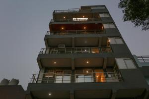 Un edificio alto con balcones a los lados. en Townhouse Zodiac Near Botanic Garden of Indian Republic, en Noida