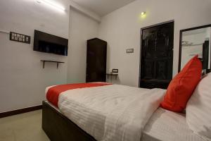 Un pat sau paturi într-o cameră la Hotel 12Roomz