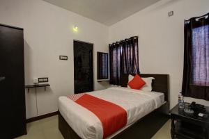 Un pat sau paturi într-o cameră la Hotel 12Roomz