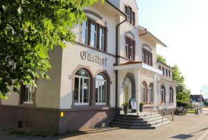 un edificio blanco con un cartel en el costado en Uhldinger-Hof en Uhldingen-Mühlhofen