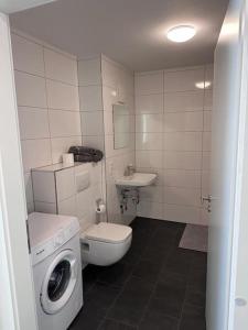 Ένα μπάνιο στο Exklusives Apartment für 5 Personen in der Nähe von Frankfurt