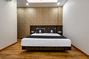 a bedroom with a large bed in a room at Townhouse OAK Armeria in Lucknow