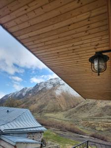 una vista su una montagna dal portico di una casa di MOON NIGHT a Kazbegi