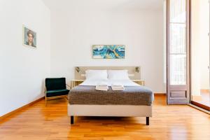 1 dormitorio con 1 cama y 1 silla en Casa Lolita, en Barcelona