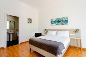 1 dormitorio con 1 cama grande y baño en Casa Lolita, en Barcelona