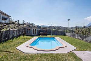 una piscina en el patio de una casa en Valtlhof - Apt 2, en Cornaiano