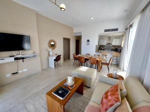 een woonkamer met een bank en een tafel bij Unique lake, Golf & Jacuzzi in Hard Rock Golf PC in Punta Cana