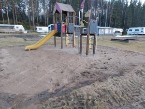 Leiksvæði fyrir börn á Sandaholm Camping, Bad och Restaurang