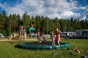 un groupe d'enfants jouant sur un trampoline dans l'établissement Sandaholm Camping, Bad och Restaurang, à Årjäng