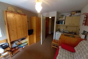 a room with a kitchen and a living room at Le charmant Songe en Chartreuse in Saint-Pierre-de-Chartreuse