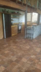 a large kitchen with a tiled floor in a room at Zuzu Vichayito Casa para 9 con piscina in Los Órganos