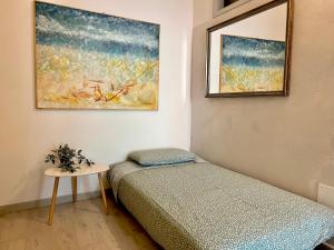 ein Schlafzimmer mit einem Bett und einem Wandgemälde in der Unterkunft Bilocale Nel Centro Storico - Prossimo al Mare in Pachino