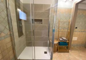 y baño con ducha y puerta de cristal. en [Loft Comodo ed Elegante] • Wi-Fi e Colazione, en Sanluri