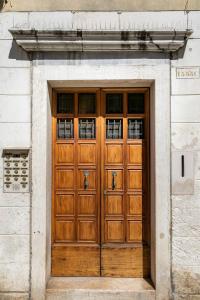 ヴェネツィアにあるLe Mansarde Deluxeの大きな木製のドア