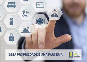 una mano presionando un botón en un icono virtual en Hotel GMatos Belo Horizonte - By UP Hotel, en Belo Horizonte