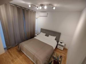 - une chambre avec un lit dans une pièce dotée d'une fenêtre dans l'établissement Apartament The Cozy Nest Turda, à Bucarest