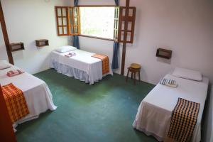 Habitación con 2 camas y ventana en POUSADA BAWARY en São Gabriel da Cachoeira