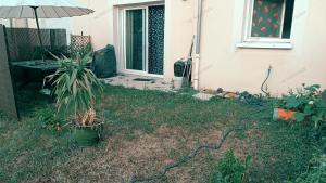 Vonkajšia záhrada v ubytovaní Maison au calme a Arnage