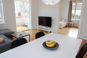 uma sala de estar com uma mesa com uma tigela de bananas em Scandi-Hygge Seaside House - only 10mins to Copenhagen em Charlottenlund