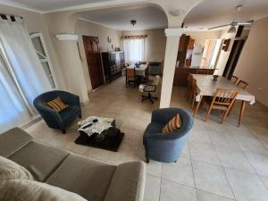 Un lugar para sentarse en Casa Barrio Cooperativo Villa Maria