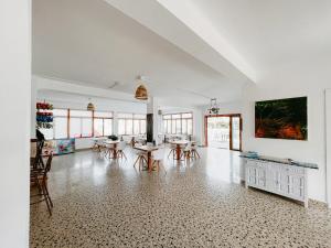 Телевизор и/или развлекательный центр в Hostal Cala Llombards