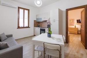 una sala de estar con una mesa y un sofá en Il Tramonto Holidays, en Trevi