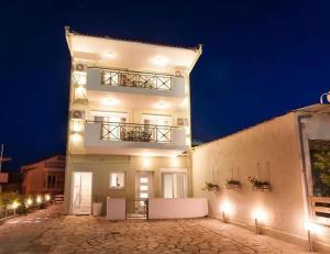 een groot wit gebouw met lichten ervoor bij Lena Apartments 3 in Potos