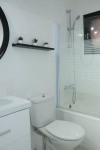 y baño blanco con aseo y ducha. en Apartamento a 100 m de la playa!, en Torroella de Montgrí