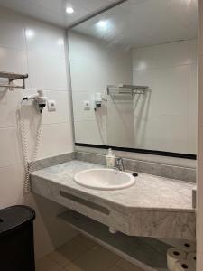 baño con lavabo y espejo grande en Punta Prima 229, en La Pineda