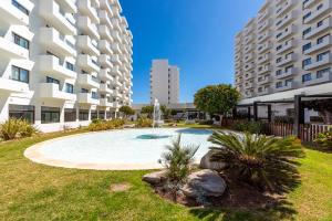 - une piscine en face de deux immeubles d'appartements dans l'établissement WintowinRentals Apartamento Privado en Ocean House, à Torremolinos