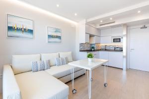 - un salon avec un canapé blanc et une table dans l'établissement WintowinRentals Apartamento Privado en Ocean House, à Torremolinos