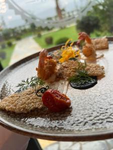 talerz jedzenia na stole z jedzeniem na nim w obiekcie Kingfish restaurant & boutique hotel w mieście Patog