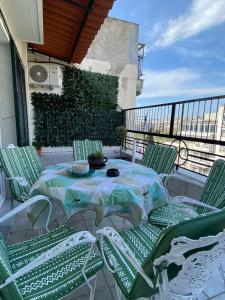 patio con mesa y sillas en el balcón en Gnaios penthouse, en Tesalónica
