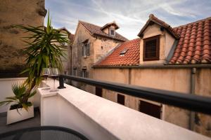 een balkon met uitzicht op een gebouw bij Slavija Culture Heritage Hotel in Split