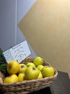 una cesta de manzanas verdes y amarillas con un letrero. en Hermoso y nuevo departamento, en Cuautitlán Izcalli