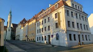 un bâtiment situé sur le côté d'une rue dans l'établissement Hotel Zum Klötzelmönch, à Görlitz