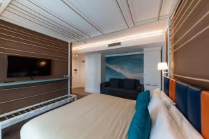 a bedroom with a bed and a couch at Loriana Park Hotel Sul Lago in Bolsena