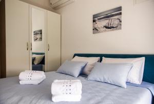 sypialnia z łóżkiem z dwoma ręcznikami w obiekcie Apartment Mediteran w mieście Brodarica