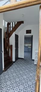 Cette chambre dispose d'un escalier et de carrelage. dans l'établissement maison de village, à Chérencé-le-Roussel