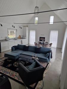 a living room with a blue couch and a table at Fräscht, spatiöst hus in Visby