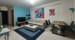 sala de estar con sofá y mesa en Apartment, en Ioannina